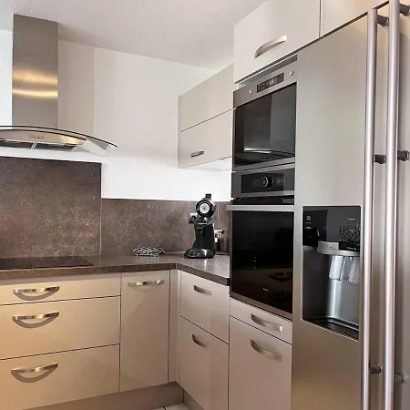 Climatise Avec Piscine, Terrasse Et Parking - 6 Couchages, Pres De La - Fr-1-251-451 * Le Lavandou