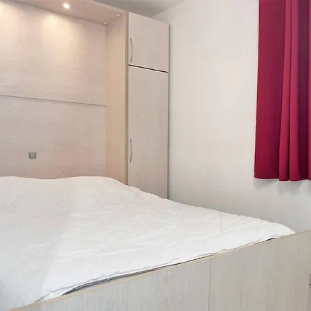Climatise Avec Piscine, Terrasse Et Parking - 6 Couchages, Pres De La - Fr-1-251-451 * Le Lavandou